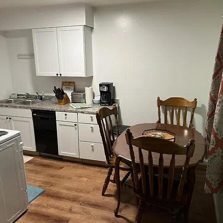 Boat House Apt, #3 - 2 Bedroom Water Front, Wifi, Pets Apts